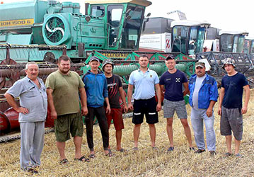 Глава К(Ф)Х Сергей Сорокин; комбайнёры: Сергей Сорокин, Андрей Мачула, Алексей Глущенков; механизатор Евгений Инкин; комбайнёры: Валерий Кривенченко, Николай Воронкин, Иван Бутин