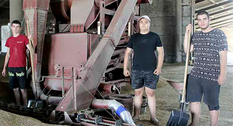 Рабочие склада: Кадыр Ремиханов, Артем Цементовский, Сергей Тупица