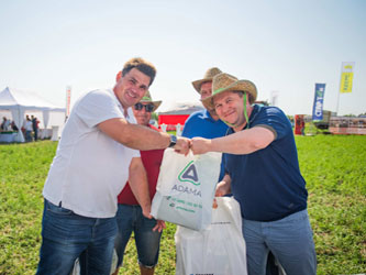 Региональный представитель компании ADAMA в Краснодарском крае Алексей Коновалов с участниками Полевой мастерской-2019