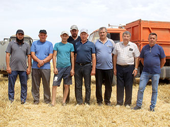 Водитель Мовсар Ахматов, штурвальный Владимир Ларский, слесарь Роман Бугунов, сварщик Павел Тертышный, главный агроном Андрей Жирков, комбайнёр Александр Шевченко, механик Николай Чернышов, агроном Василий Глущенко