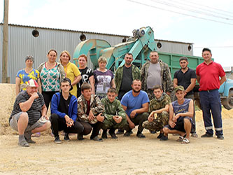 Рабочие: Наталья Корнеева,Татьяна Оленикова, Оксана Михайлусь, Оксана Веремей, Елена Павленко; слесари Дмитрий Михайлусь и Александр Колвак; водитель Махмуд Ахматов; заведующий током Александр Гриненко; рабочие: Виктор Белан, Александр Фролов, Игорь Безменов, Иван Гриненко, Евгений Кравцов, Кирилл Башкиров; слесарь Дмитрий Проститов