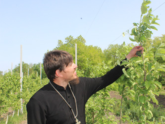 священник садовод