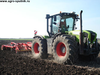новая сельхозтехника в поле